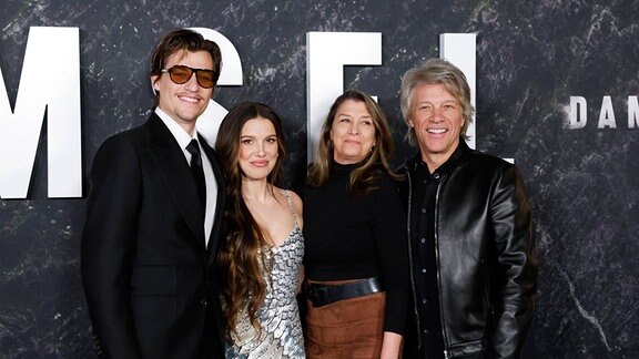 Jake Bongiovi, Millie Bobby Brown, Dorothea Hurley und Jon Bon Jovi