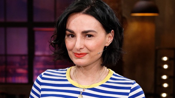 Die Schauspielerin Mimi Fiedler steht nach der Aufzeichnung der WDR-Talkshow "Kölner Treff" im Studio