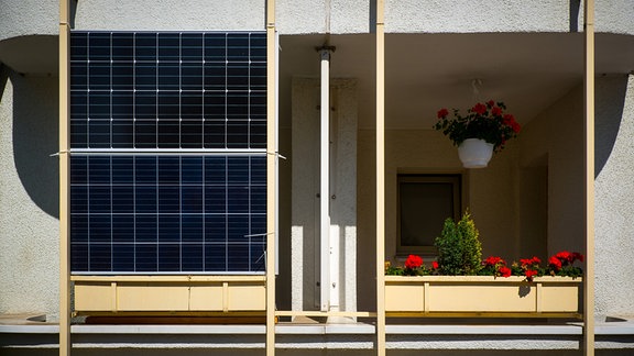 Mini-Solaranlage  auf dem Balkon eines Mietshauses 