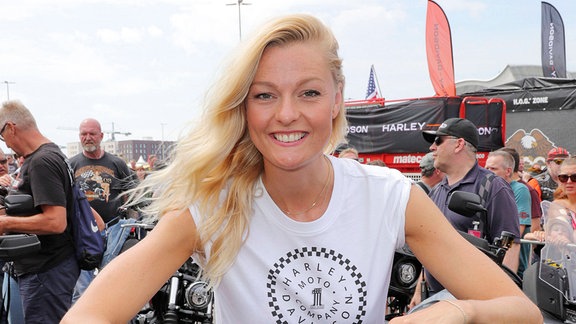 Miriam Höller auf Motorrad