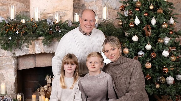 Fürst Albert von Monaco und Familie vor dem heimischen Weihnachtsbaum