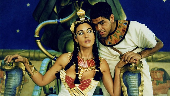 Asterix & Obelix: Mission Kleopatra (2001) Kleopatra (Monica Bellucci), Numerobis (Jamel Debbouze) Regie: Alain Chabat ,