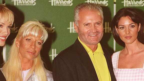 Emma Sjöberg, Donatella Versace Italienische Modeschöpferin, Schwester von Gianni; Gianni Versace, italienische Modedesignerin, und Monica Bellucci, italienische Schauspielerin, 1994.