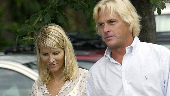 Die Norwegische Kronprinzessin Mette-Marit, mit ihrem Sohn Marius, auf dem Weg zu dessen Ersten Schultag, 2003