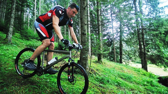 Ein Mann fährt Mountainbike