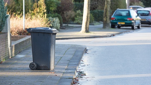 Mülltonne auf Gehweg