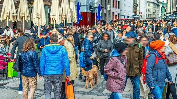 Passanten beim Bummeln und Einkaufen in der Altstadt von München