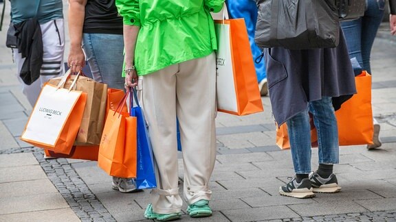 Kundinnen mit Einkaufstüten