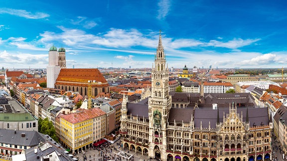 Vogelperspektive auf eine Altstadt mit Dom
