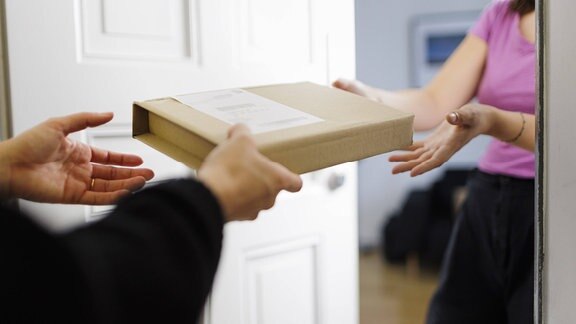 Jemand übergibt ein Paket.
