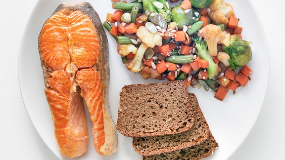 Lachs, Gemüse und Brot auf einem Teller