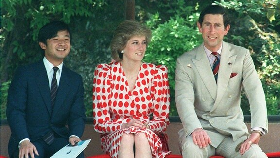 Das Foto vom 9. Mai 1986 zeigt Prinz Hiro (links), den damaligen japanischen Kronprinzen Naruhito, im Gespräch mit dem britischen Prinzen Charles und seiner Frau Prinzessin Diana in der kaiserlichen Villa Shugakuin in Kyoto. 