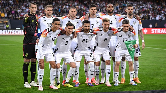 MannschaftsbildDeutschland: Torwart Manuel Neuer, Maximilian Mittelstaedt , Waldemar Anton, Kai Havertz, Jonathan Tah und Robert Andrich (hinten v.li.) Jamal Musiala, Pascal Gross, Ilkay Guendogan, Joshua Kimmich und Florian Wirtz