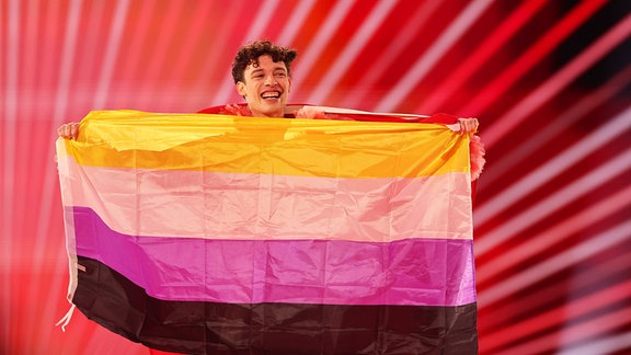Nemo aus der Schweiz betritt die Bühne beim Finale des Eurovision Song Contest (ESC) 2024 in der Malmö Arena.