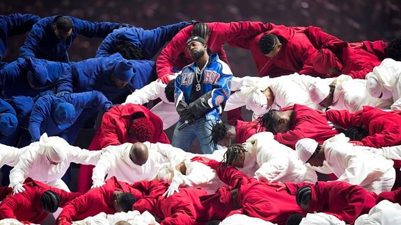 Kendrick Lamar tritt während der Halbzeitpause des NFL Super Bowl 59 Footballspiels zwischen den Kansas City Chiefs und den Philadelphia Eagles am Sonntag, 9. Februar 2025, in New Orleans auf.