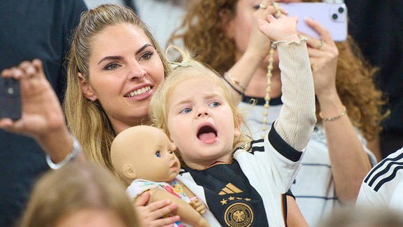 Lisa Füllkrug mit Kind, 2022