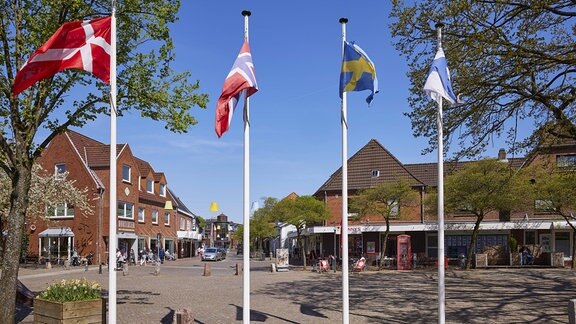 Skandinavische Flaggen auf dem Rathausplatz in Niebüll