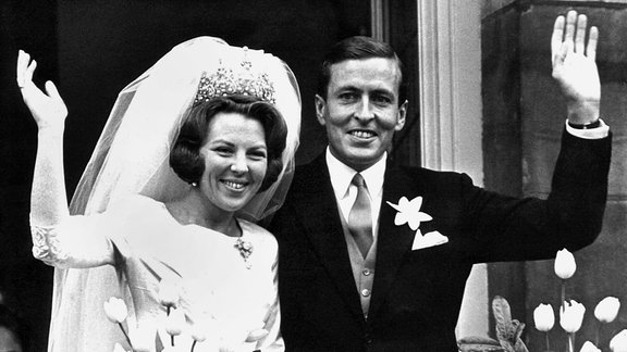 Kronprinzessin Beatrix der Niederlande und Claus von Amsberg nach ihrer Trauung am 10.3.1966 in Amsterdam.