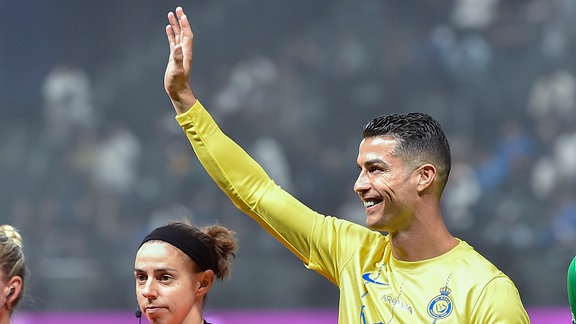 Cristiano Ronaldo von Al Nassr begrüßt seine Fans beim Endspiel des Riyadh Season Cup 2024 im Kingdom Arena Stadium in Riad, Saudi-Arabien