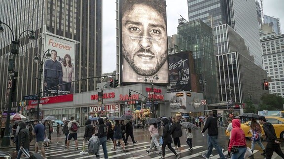 Umstrittene Nike-Werbung in New York Auf einer elektronischen Werbetafel für Nike-Produkte ist Colin Kaepernick zu sehen.