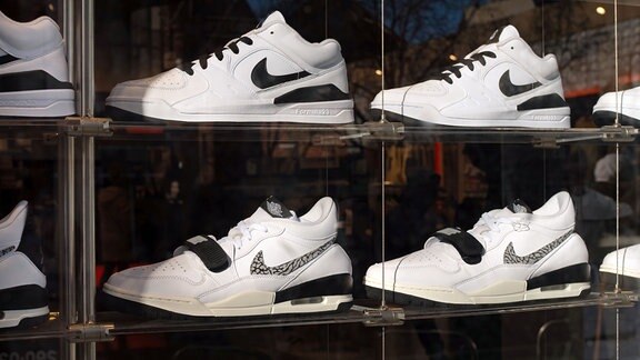 Turnschuhe von Nike stehen im Schaufenster eines Ladens, der nur Sportschuhe und Sneaker verkauft. 
