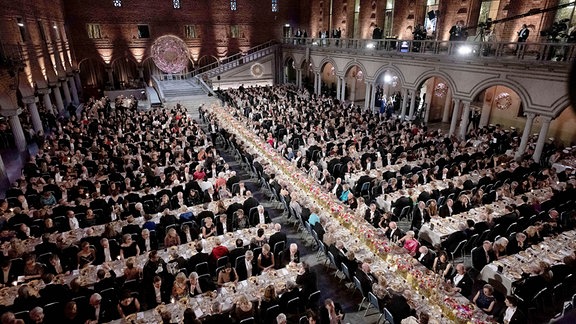 Eine Gesamtansicht des Nobelpreisbanketts 2023 im Rathaus in Stockholm, Schweden.