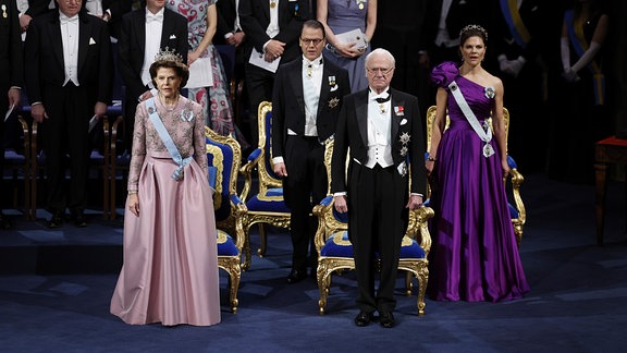 Königin Silvia von Schweden, Prinz Daniel von Schweden, König Carl XVI. Gustaf, und Kronprinzessin Victoria von Schweden vor der Nobelpreisverleihung in der Konzerthalle.
