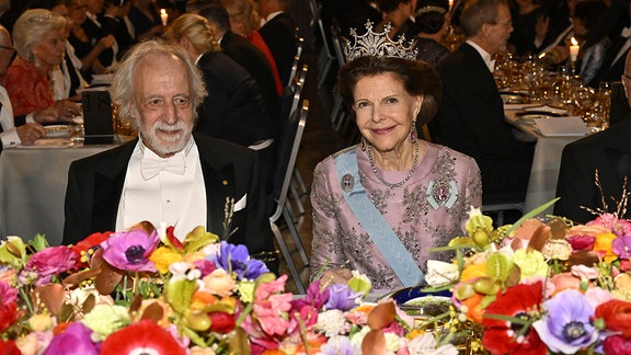 Der Physik-Nobelpreisträger Pierre Agostini und Königin Silvia während des Nobel-Banketts im Rathaus in Stockholm.