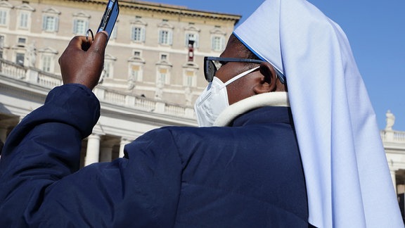 Eine Nonne macht ein von sich Selfie während des Angelusgebets von Papst Franziskus auf dem Petersplatz.