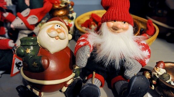 Eine Figur des norwegischen Weihnachtswichtels und eine Figur des Weihnachtsmannes