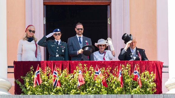 Die norwegische Königsfamilie begrüßt das Volk während des Verfassungstages in Oslo