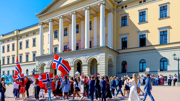 Die norwegische Königsfamilie begrüßt das Volk während des Verfassungstages in Oslo