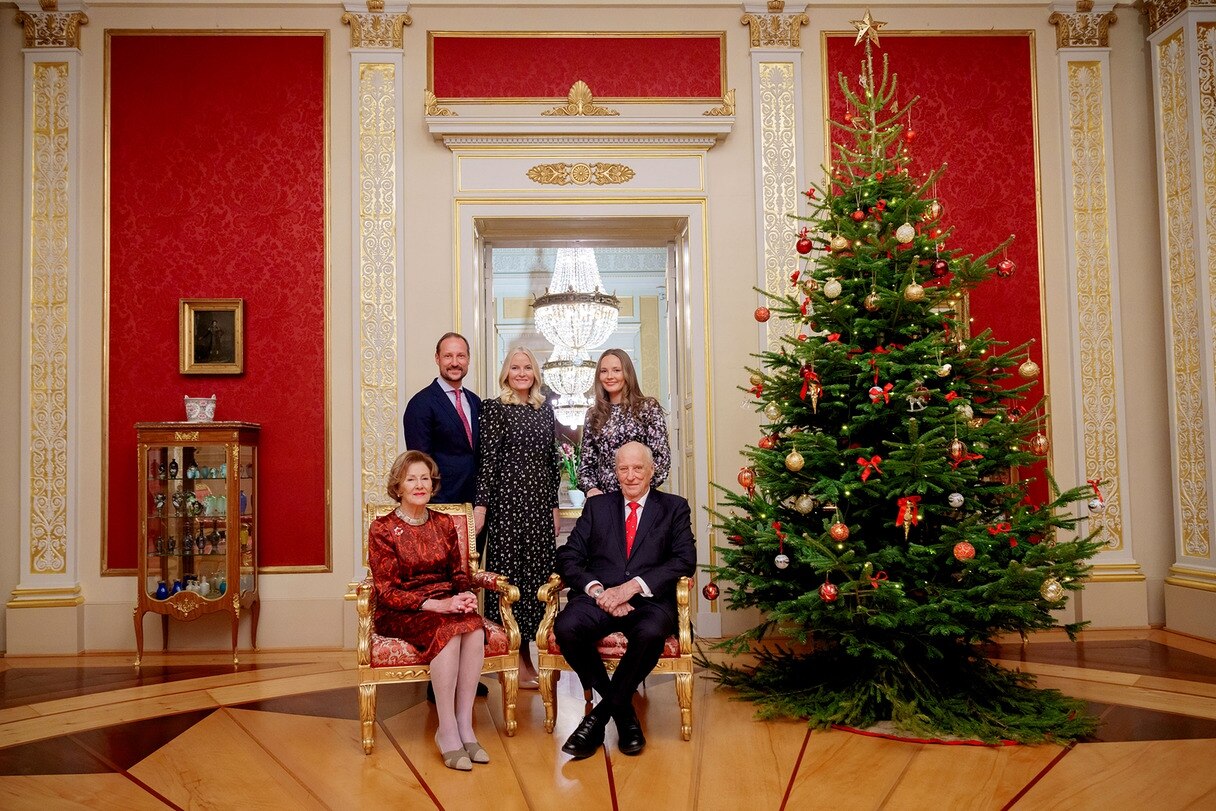 König Harald, Königin Sonja, Kronprinzessin Mette-Marit, Kronprinz Haakon, Prinzessin Ingrid Alexandra beim Weihnachtsshooting im Roten Salon im Königlichen Schloss