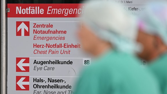Ein Schild am Haupteingang des Universitäts-Klinikums weist auf den Weg zur Zentralen Notaufnahme hin.