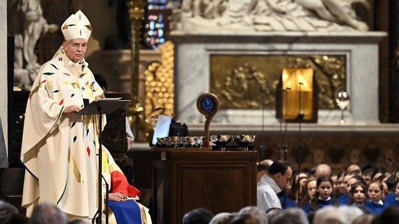 Der Erzbischof von Paris Laurent Ulrich während der ersten öffentlichen Messe in der Kathedrale Notre-Dame de Paris