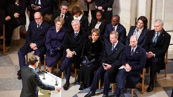 Rede des französischen Präsidenten Emmanuel Macron neben Fürst Albert II. von Monaco, Königin Mathilde von Belgien, König Philippe von Belgien, Großherzogin Maria Teresa, Großherzog Henri von Luxemburg und Prinz William, Prinz von Wales, während der offiziellen Wiedereröffnungszeremonie der Kathedrale Notre-Dame.