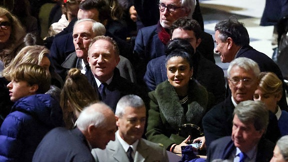 Salma Hayek und ihr Ehemann François Henri Pinault während der Wiedereröffnungszeremonie der Kathedrale Notre Dame in Paris