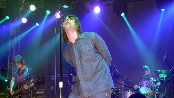 Die britische Rockgruppe Oasis mit ihrem Sänger Liam Gallagher (M) stellt am Samstag (03.06.2000) im Leipziger Haus Auensee ihr neues Album "Standing On The Shoulder Of Giants" vor. 
