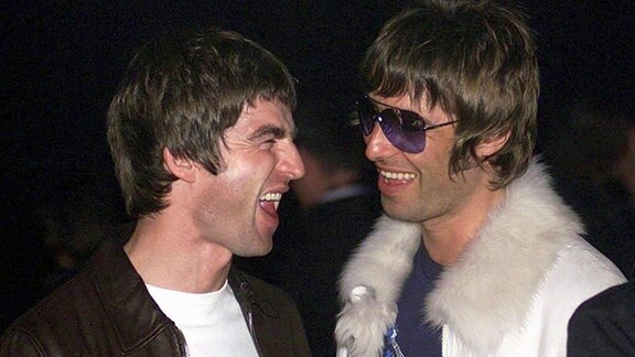 Die Brüder Noel (l) und Liam Gallagher von der Band Oasis lachen bei der Verleihung der NME Carling Awards, 2001.