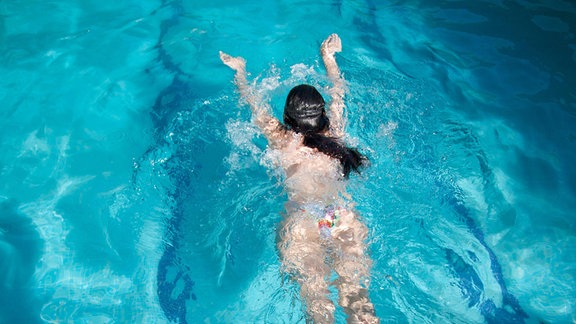 Eine Frau in einem Schwimmingpool.