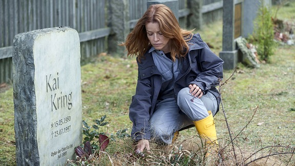 Maggie Kring (Karoline Schuch) ist sich nicht sicher, ob ihr Bruder wirklich in diesem Grab liegt.