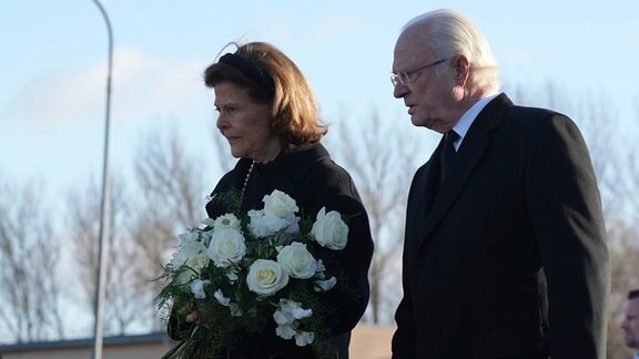 Schwedens König Carl XVI Gustaf und Königin Silvia legen Blumen an einer Gedenkstätte in der Nähe des Bildungszentrums Campus Risbergska nieder.