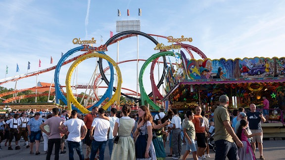 Die "Olympia Achterbahn" auf dem Münchner Oktoberfest
