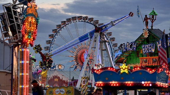Abendlicher Blick über die Fahrgeschäfte des Oktoberfestes