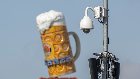 Ein Video-Überwachungskamera hängt an einem Mast auf dem Oktoberfestgelände