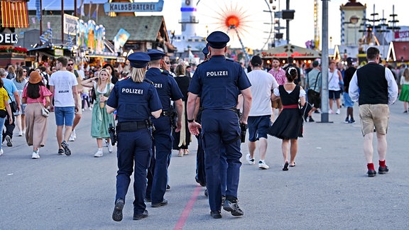 Besucher und Polizisten auf dem Oktoberfest