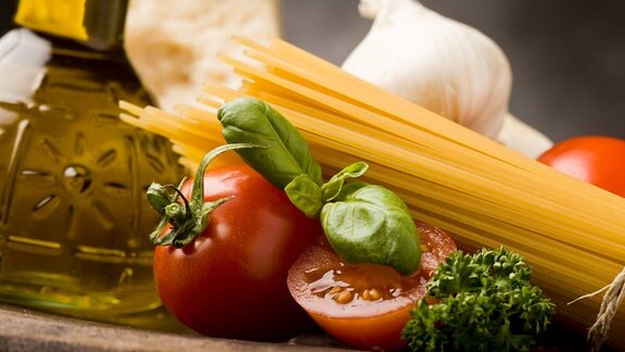 Olivenöl, Pasta, Tomaten, Knoblauch, Basilikum