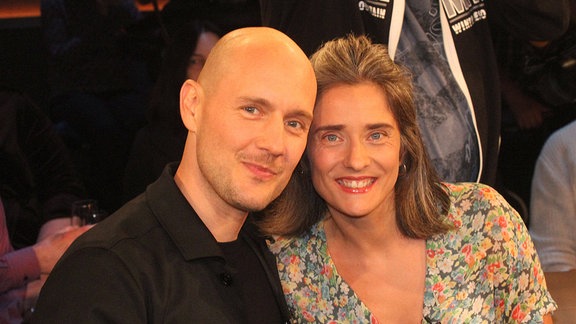 Oliver Petszokat und seine Ehefrau Pauline lächelnd nebeneinander.