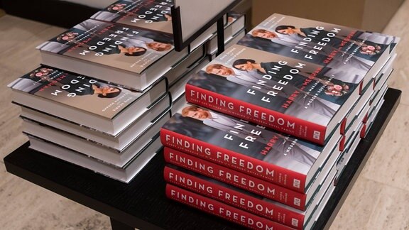 Exemplare des Buches Finding Freedom, Harry and Meghan and the Making of a Modern Royal Family von Omid Scobie und Carolyn Durand liegen in Londoner Buchläden aus.