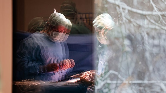 Zwei Ärzte während einer Operation.